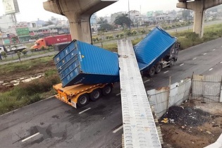 Vụ container kéo sập cầu bộ hành ở TP.HCM: Sẽ xử lý nghiêm các sai phạm