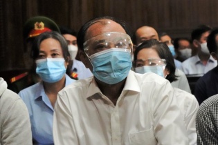 Bị cáo Lê Tấn Hùng bật khóc xin tòa xem xét lại hành vi phạm tội của mình