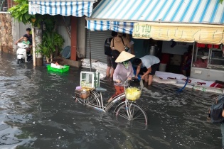 TP.HCM còn 18 tuyến đường ngập do mưa và triều cường