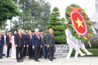 Đại biểu TP.HCM dâng hương, dâng hoa tưởng nhớ Chủ tịch Hồ Chí Minh và Anh hùng liệt sĩ