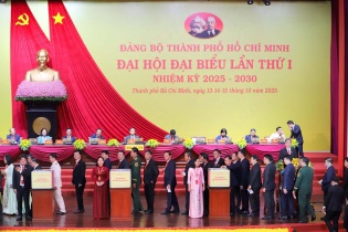 Đại biểu TP.HCM đóng góp ủng hộ đồng bào khắc phục hậu quả bão lũ