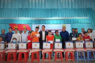 Hội Doanh nhân trẻ Việt Nam tặng quà cho nạn nhân chất độc da cam