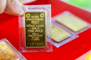 Vàng duy trì ở mức cao dù USD giảm