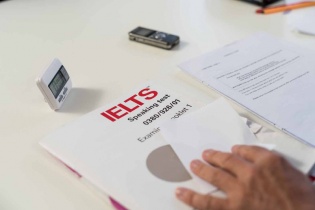 Học sinh, sinh viên lo lắng với kết luận 56.230 chứng chỉ IELTS cấp sai quy định