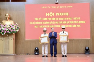 Trung tướng Tô Ân Xô được tặng thưởng Huân chương Quân công hạng ba