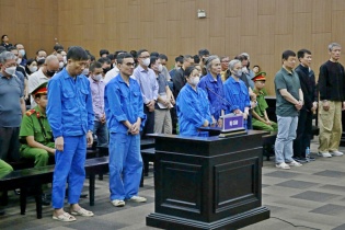 Xét xử nhiều cựu lãnh đạo trong vụ mang hàng triệu USD đi đánh bạc