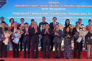Phú Yên trao quyết định đầu tư cho 14 dự án gần 10.500 tỷ đồng