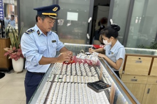 Doanh nghiệp kinh doanh vàng trang sức gắn nhãn hiệu Chanel nhưng không có thông tin đơn vị sản xuất