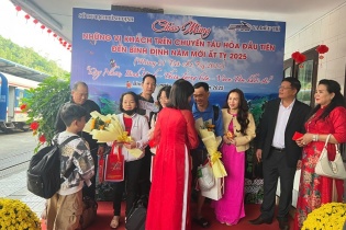 Bình Định đón những vị khách du lịch “xông đất” trên chuyến tàu hỏa