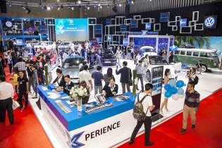 Vietnam Motor Show 2019: Kín khách ngày cuối tuần