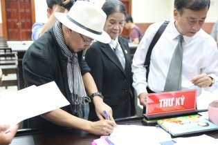 Phiên xử phúc thẩm vụ ly hôn vợ chồng “vua cà phê” Trung Nguyên tiếp tục bị hoãn