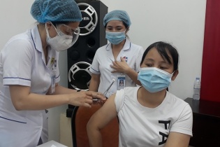 TP.HCM tăng cường nhân sự tiêm vắc xin phòng Covid-19