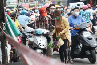 TP.HCM: Người dân đi chợ tự phát đông như trẩy hội trước giờ giãn cách