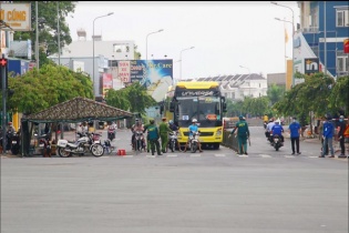 TP.HCM: Nhân viên y tế, người đi tiêm vắc-xin được phép ra đường