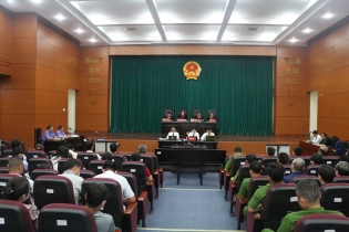 Tạm hoãn phúc thẩm vụ buôn lậu gần 200 triệu lít xăng