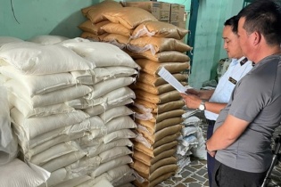 TP.HCM: Phát hiện, tạm giữ hàng tấn đường và bánh kẹo không rõ nguồn gốc