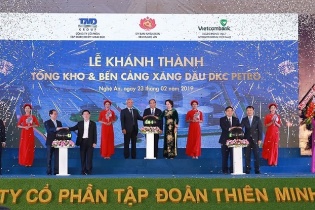 Thủ tướng cắt băng khánh thành Tổng kho xăng dầu DKC và gặp mặt 10 doanh nghiệp lớn tại Nghệ An