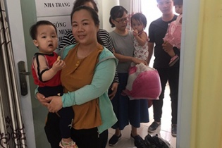 Khánh Hòa: Liên tục bị chậm hạn bàn giao nhà, cư dân mang gạo, muối... đến trụ sở Công ty Hoàng Quân để... ở