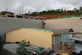 Khánh Hòa: Di dời dân để tháo dỡ bức tường thành xây trái phép bên vách núi