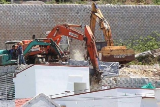 Khánh Hòa: Đã chính thức tháo dỡ bức tường chắn khổng lồ xây trái phép bên vách núi