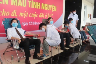 Chủ tịch tỉnh Khánh Hòa cùng 650 chiến sĩ Học viện Hải quân “hiến máu cứu người”