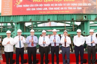 Hợp long cầu Cửa Hội bắc qua sông Lam, nối liền Nghệ An - Hà Tĩnh