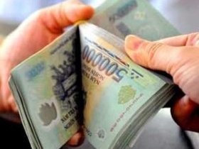Lãi suất hạ: Tiền vẫn đổ vào ngân hàng