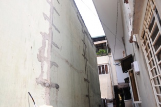 Những ngôi nhà sắp sập tại Sài Gòn