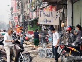 Giải tỏa "phố quạt điện", tiểu thương nô nức xả hàng