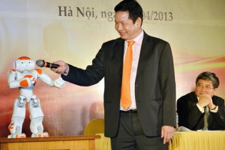 Ông Trương Gia Bình "khoe" robot