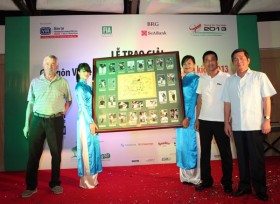 Đấu giá tặng phẩm tại Swing for the kids 2013