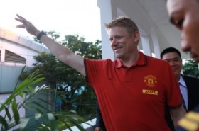 Peter Schmeichel giao lưu với cổ động viên TP.HCM