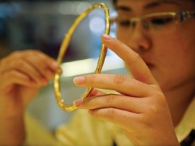 Giá vàng lao dốc, chênh lệch tăng cao