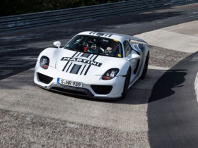 Porsche 918 Spyder công suất 887 mã lực