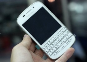 "Mở hộp" BlackBerry Q10 màu trắng
