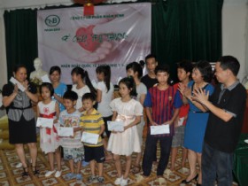Công ty Nhân Bình tặng quà trẻ em mồ côi