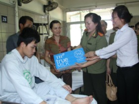 TH TrueMilk thăm hỏi chiến sỹ bị thương trong vụ cháy cây xăng