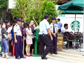 “Thừa tiền mới uống cà phê Starbucks?”