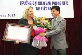 Trao kỷ niệm chương cho Trưởng đại diện DFID