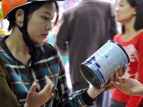 Các mẹ xoay xở quanh giá sữa