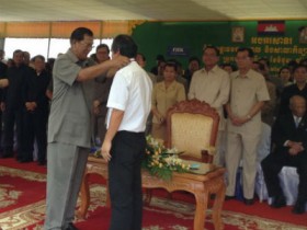 Bầu Đức nhận Huân chương Hạng nhất của Campuchia