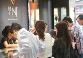 Giá vàng lao dốc, người dân rục rịch đi mua