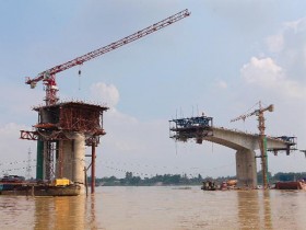 Vạ lây cùng bất động sản