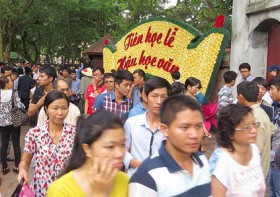 Sỹ tử nô nức... sờ đầu rùa Văn Miếu