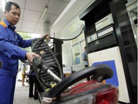 Không nhằm lúc dân xem bóng đá để tăng giá xăng dầu