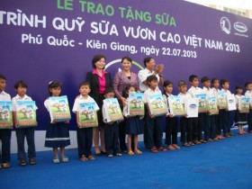 Trên 400 trẻ em nghèo uống sữa Vinamilk miễn phí