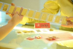 Giá vàng tiếp tục giảm mạnh