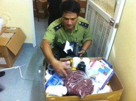 "Nhân viên thu tiền nước" bắt giữ thực phẩm chức năng dởm