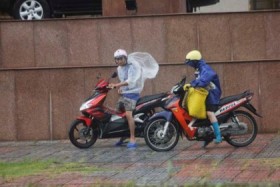 Diễn biến mới nhất của bão số 5 đổ bộ đất liền