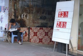 Đi vay, đừng chỉ nhìn vào lãi suất